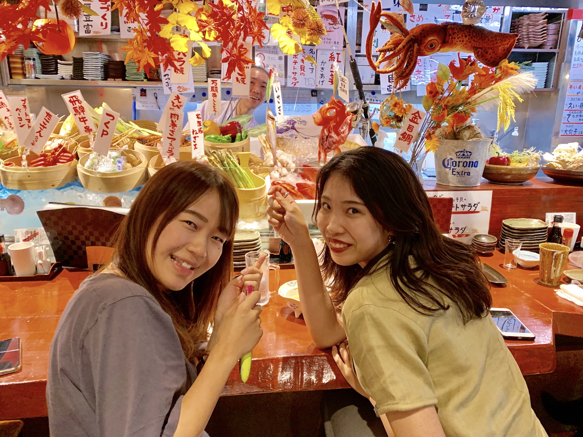 カウンターでの乾杯