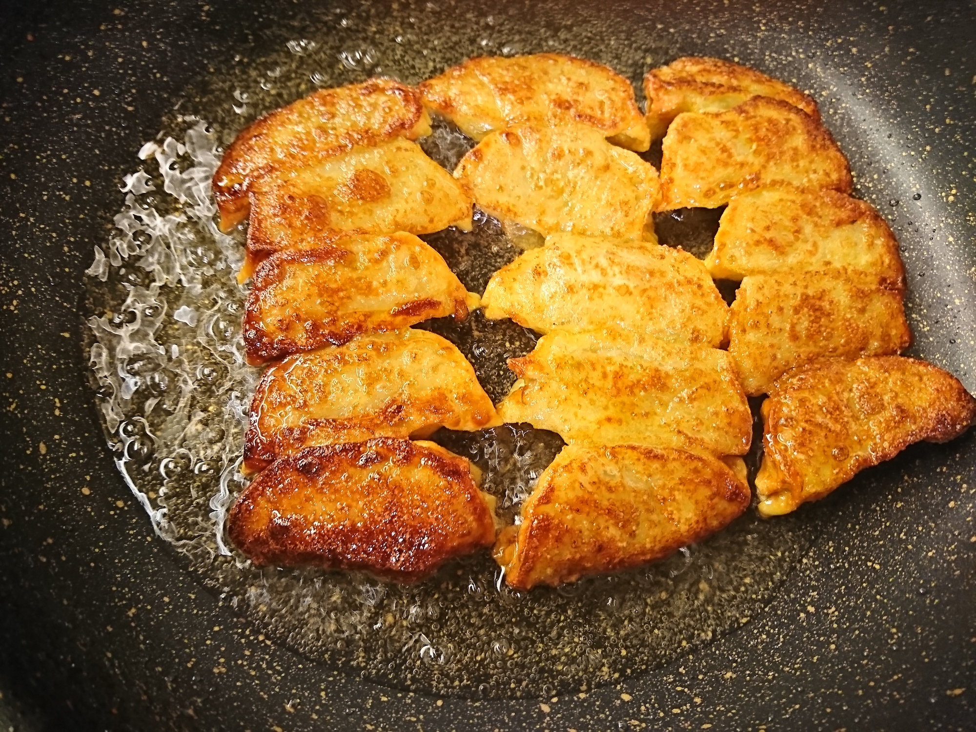 丁寧にフライパンで焼いてます